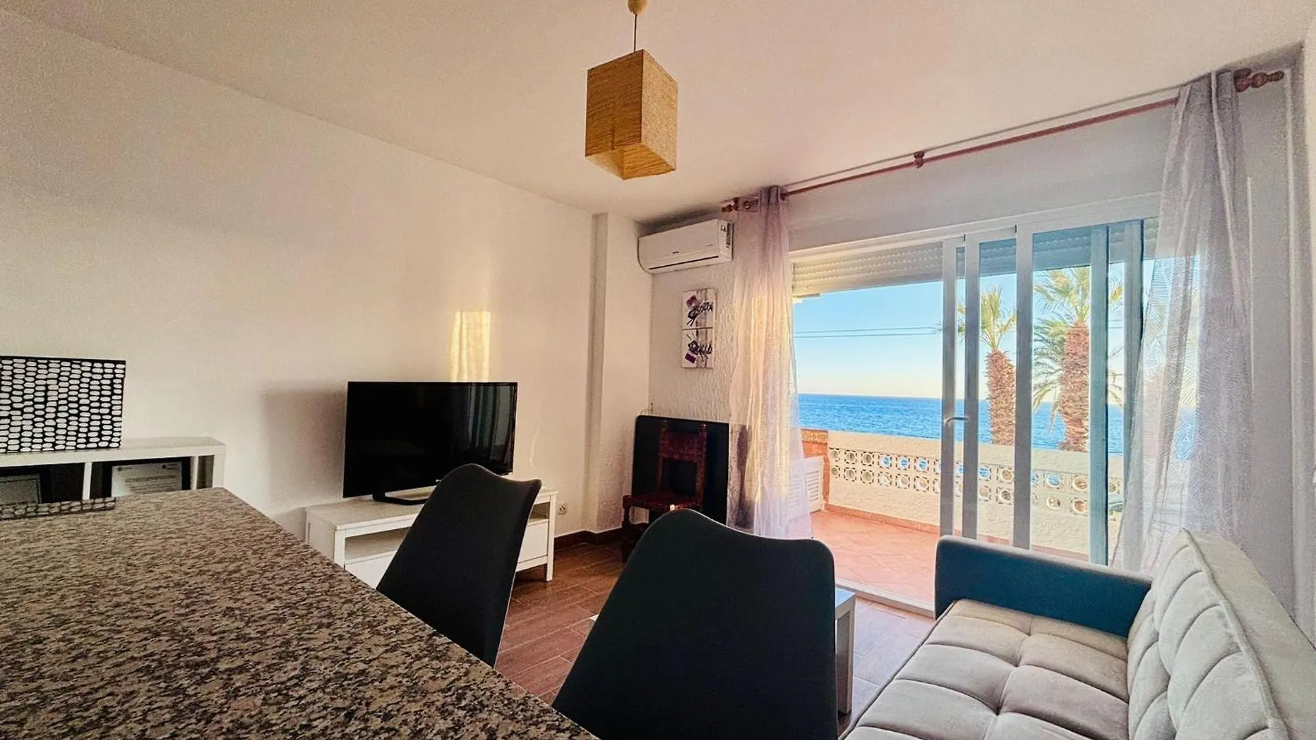 Magnificent Apartment On The Beachfront Альмуньекар
