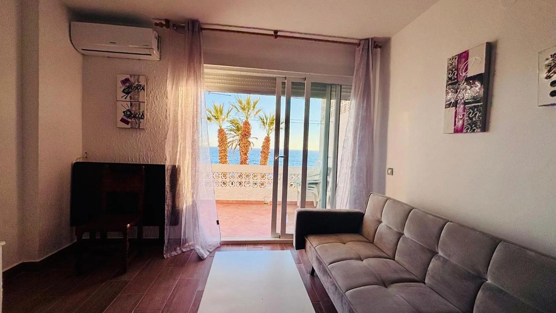 Magnificent Apartment On The Beachfront Альмуньекар